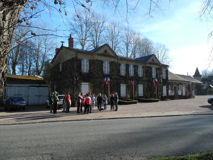 Montaigu Place Forte se ressemble de la mairie pour le départ de la randonnée.