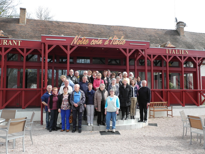 Les convices de Montaigu Place Forte sur le perron du restaurant Notre Coin d'Italie.
